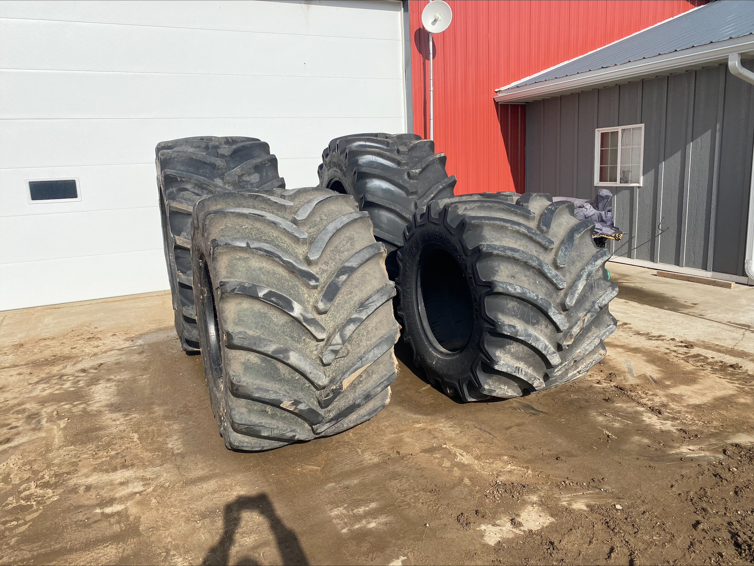 Image: Full set of 1100/45R46 and 1000/40R32