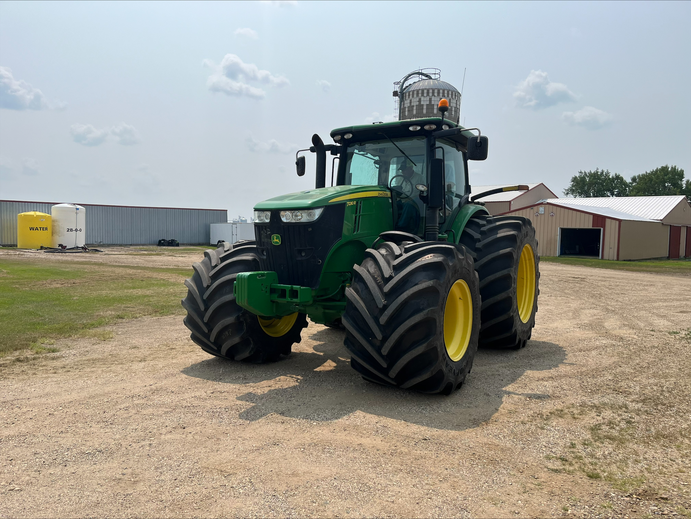 Image: 7R Tractor with 1100/45R46 rear and 1000/40R32 fronts